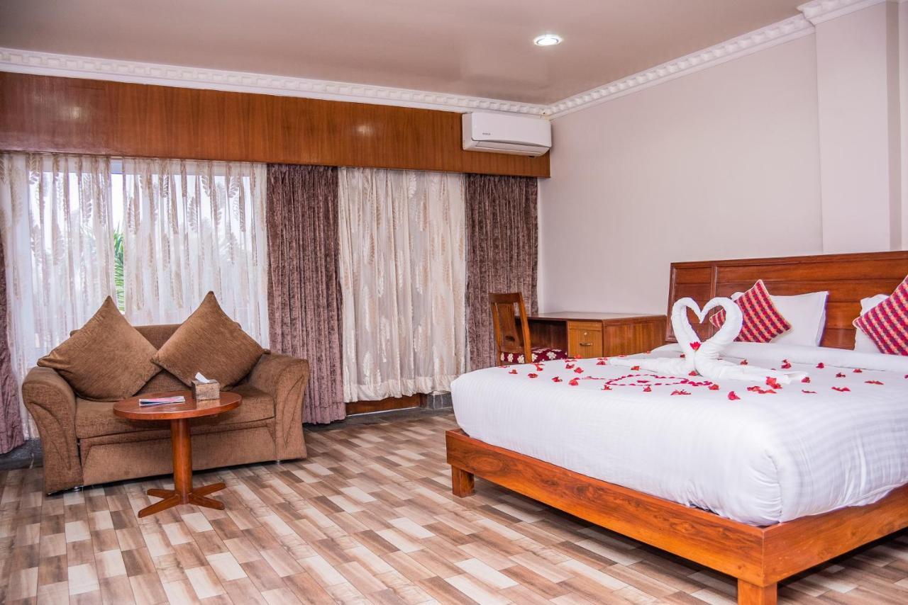 Hotel Earth Light Sauraha Chitwan Exteriör bild