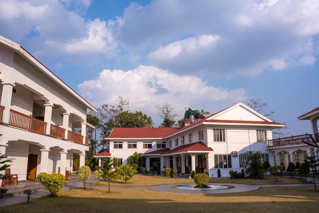 Hotel Earth Light Sauraha Chitwan Exteriör bild