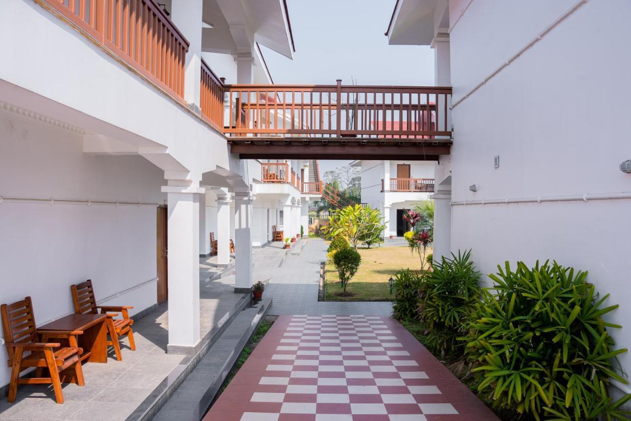 Hotel Earth Light Sauraha Chitwan Exteriör bild
