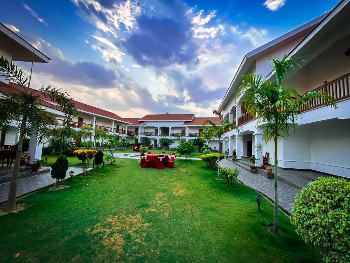 Hotel Earth Light Sauraha Chitwan Exteriör bild