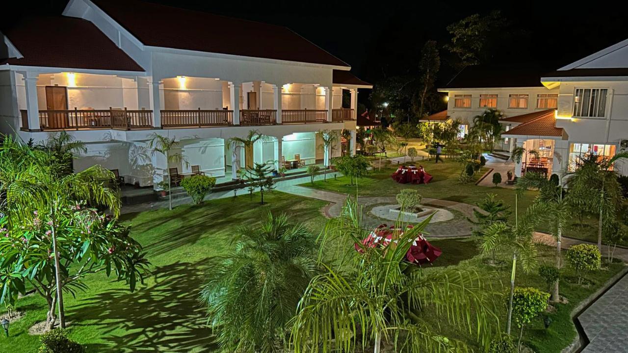 Hotel Earth Light Sauraha Chitwan Exteriör bild