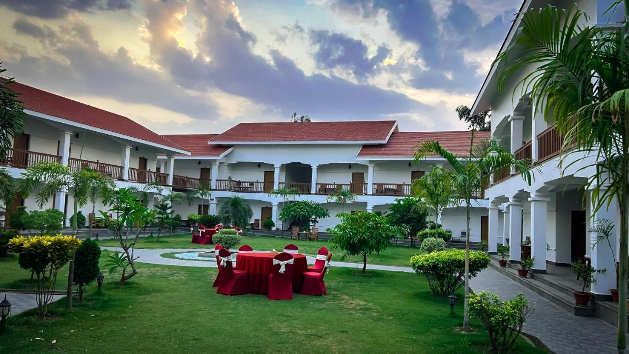Hotel Earth Light Sauraha Chitwan Exteriör bild