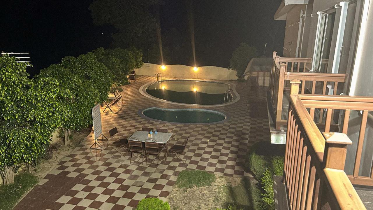 Hotel Earth Light Sauraha Chitwan Exteriör bild