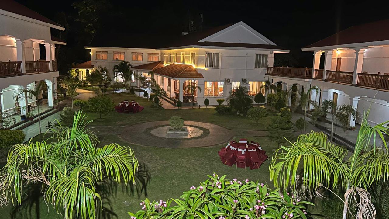 Hotel Earth Light Sauraha Chitwan Exteriör bild