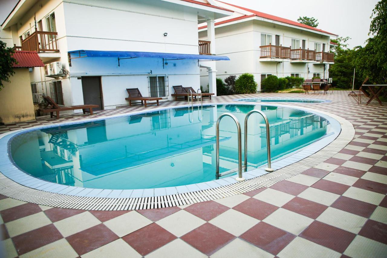 Hotel Earth Light Sauraha Chitwan Exteriör bild